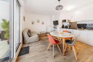 Η κουζίνα ή μικρή κουζίνα στο Le Levant - Appartement neuf - 1 chambre - Terrasse