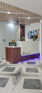 UmargāmHotel V Point的大楼内设有接待处的大厅
