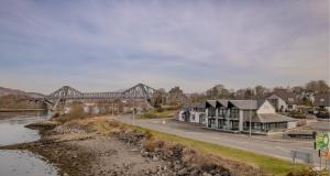 una ciudad con un puente sobre un río en Oyster Inn Connel, en Oban