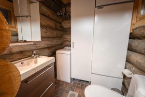 Ένα μπάνιο στο Kuukkeli Log Houses Villa Aurora "Pupula" +26 φωτογραφίες