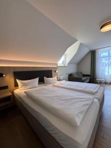 Postel nebo postele na pokoji v ubytování Hotel am Stadthaus