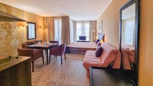 Μια τηλεόραση ή/και κέντρο ψυχαγωγίας στο Royal Beach Apartments