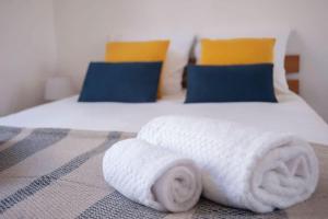 Un dormitorio con dos camas con toallas encima. en Le Saint-étienne studio moderne et lumineux, en Rennes