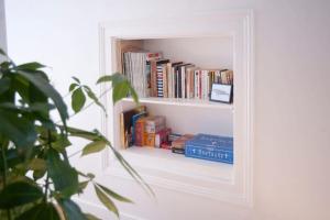 Una estantería blanca con libros encima en Le Saint-étienne studio moderne et lumineux, en Rennes 2 fotos más