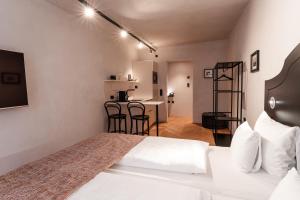 Ein Bett oder Betten in einem Zimmer der Unterkunft H5 Grauer Bär Studios & More