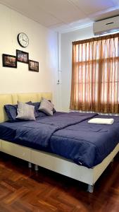 Giường trong phòng chung tại ESSENCE Home