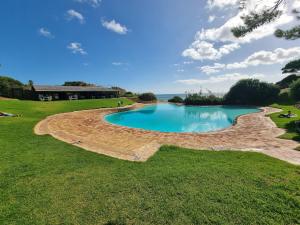 vista sul tetto di una piscina in un prato di Prainha Loft Apartment ad Alvor