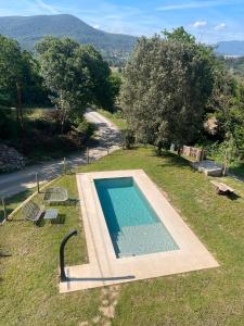 a swimming pool in the middle of a grass field at L'Altell in Montagut