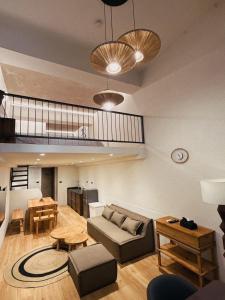 una sala de estar con un sofá y una mesa en Spring Stay Inn, en Tainan