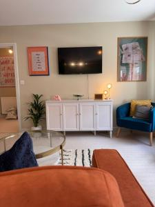 Μια τηλεόραση ή/και κέντρο ψυχαγωγίας στο The Distillery Room