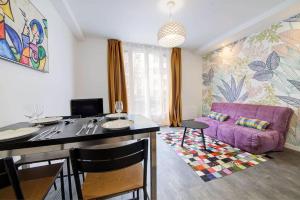 Televízia a/alebo spoločenská miestnosť v ubytovaní L'échappée - Bel appartement rénové et proche Gare