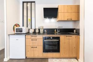 Kuchyňa alebo kuchynka v ubytovaní L'échappée - Bel appartement rénové et proche Gare