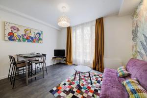 Televízia a/alebo spoločenská miestnosť v ubytovaní L'échappée - Bel appartement rénové et proche Gare + 2 fotografie