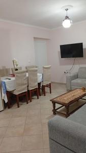 TV a/nebo společenská místnost v ubytování Apartment Qender Himare