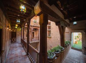 西埃勒河畔科尔德巴起亚庄园酒店的摆满盆栽的室内走廊