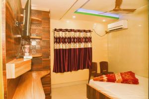 Postel nebo postele na pokoji v ubytování Roxy Hotel - Near New Digha Beach