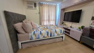 Cozy Studio Apartment at Cebu IT Park的电视和/或娱乐中心