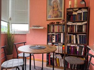 a dining room with a book shelf filled with books at Apartman Marly in Krapinske Toplice
