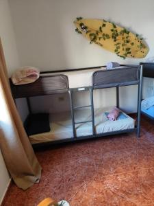 Łóżko lub łóżka w pokoju w obiekcie Banana Surf House
