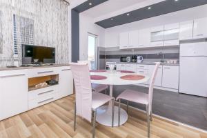 Kuchyň nebo kuchyňský kout v ubytování Apartments Olivera