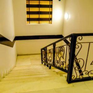 una scala con ringhiera nera e finestra di Royal Jatoz Hotel and Suites a Lagos