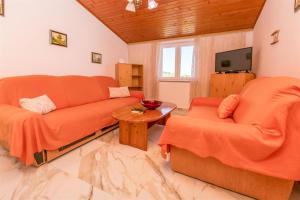 Televízia a/alebo spoločenská miestnosť v ubytovaní Apartments Olivera