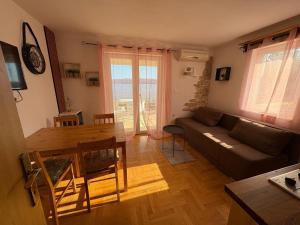Televízia a/alebo spoločenská miestnosť v ubytovaní Apartments Neno