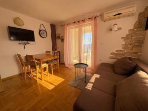 Televízia a/alebo spoločenská miestnosť v ubytovaní Apartments Neno