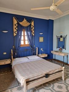 卢克索Villa Belzoni的蓝色的卧室设有床和窗户 更多24张照片