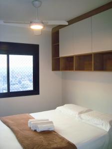ein Schlafzimmer mit einem Bett mit zwei Handtüchern darauf in der Unterkunft Incrível resort paradisíaco! in São Paulo