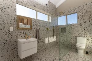 Un baño con inodoro y ducha de cristal. en Gratitude, en Struisbaai 45 fotos más