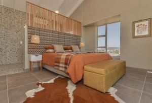 Un dormitorio con una cama grande y una ventana grande. en Gratitude, en Struisbaai
