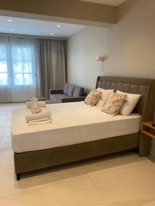 una cama grande en una habitación con un sofá en Locanda Dei Sogni Originale, en Othonoí