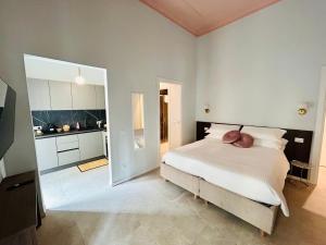 Una cama o camas en una habitación de Aura Roma