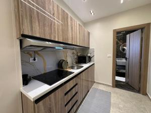 Η κουζίνα ή μικρή κουζίνα στο New Cairo Chic Studio 2