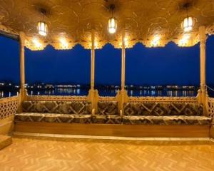 Floating Luxury Group Of Houseboats的阳台或露台