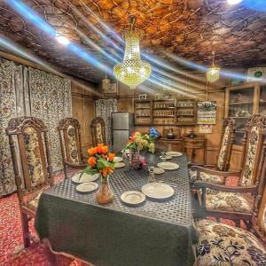 Floating Luxury Group Of Houseboats的休息区