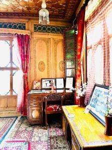 Floating Luxury Group Of Houseboats的休息区