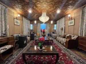 Floating Luxury Group Of Houseboats的休息区