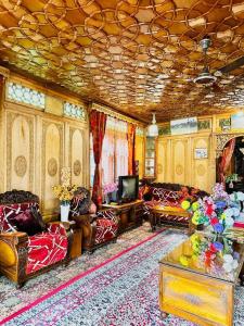 Floating Luxury Group Of Houseboats的休息区