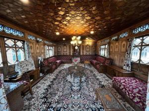 Floating Luxury Group Of Houseboats的休息区