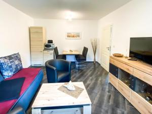 un salon avec un canapé et une table dans l'établissement Landhaus Kreitlow, à Ribnitz-Damgarten