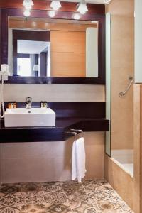 A bathroom at Wello Apartments Még 13 kép