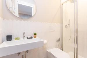 A bathroom at Rome Central Inn