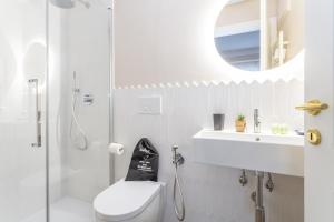 A bathroom at Rome Central Inn Még 37 kép