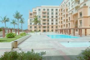 Πισίνα στο ή κοντά στο Beach apartment with sea view