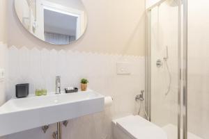 A bathroom at Rome Central Inn