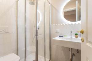 A bathroom at Rome Central Inn