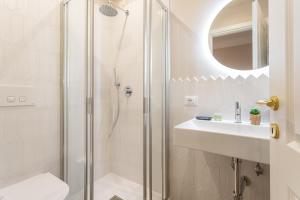 A bathroom at Rome Central Inn