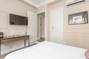 A bed or beds in a room at Rome Central Inn